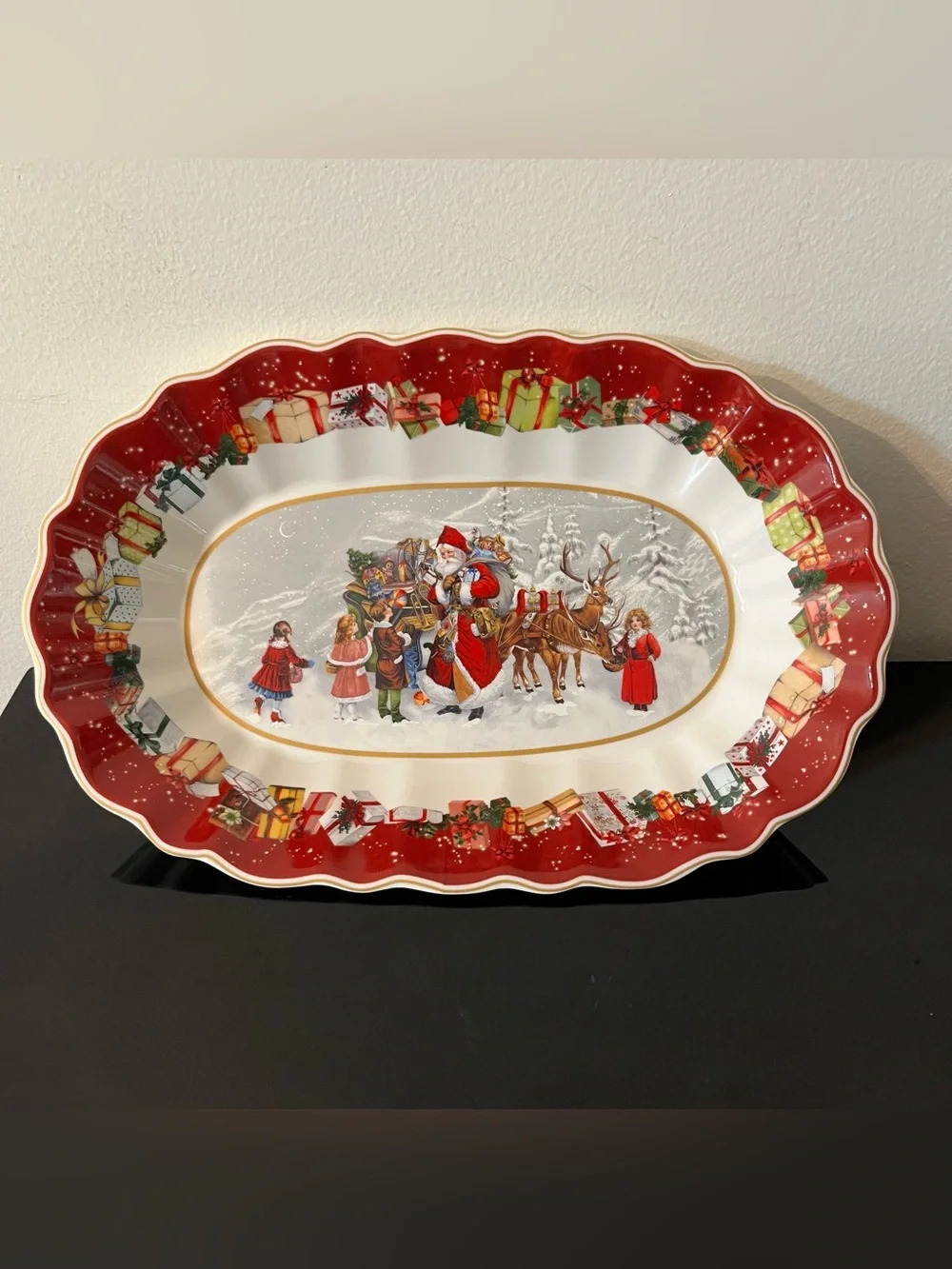 Villeroy & Boch Toy’s Fantasy Oval Bowl, Santa and Kids  7.5x11.5 - FLAW